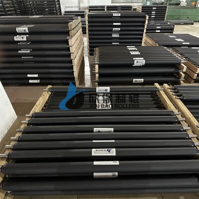 Số lượng lớn các cuộn cao su máy in chất lượng cao trong các nhà máy vật lý
